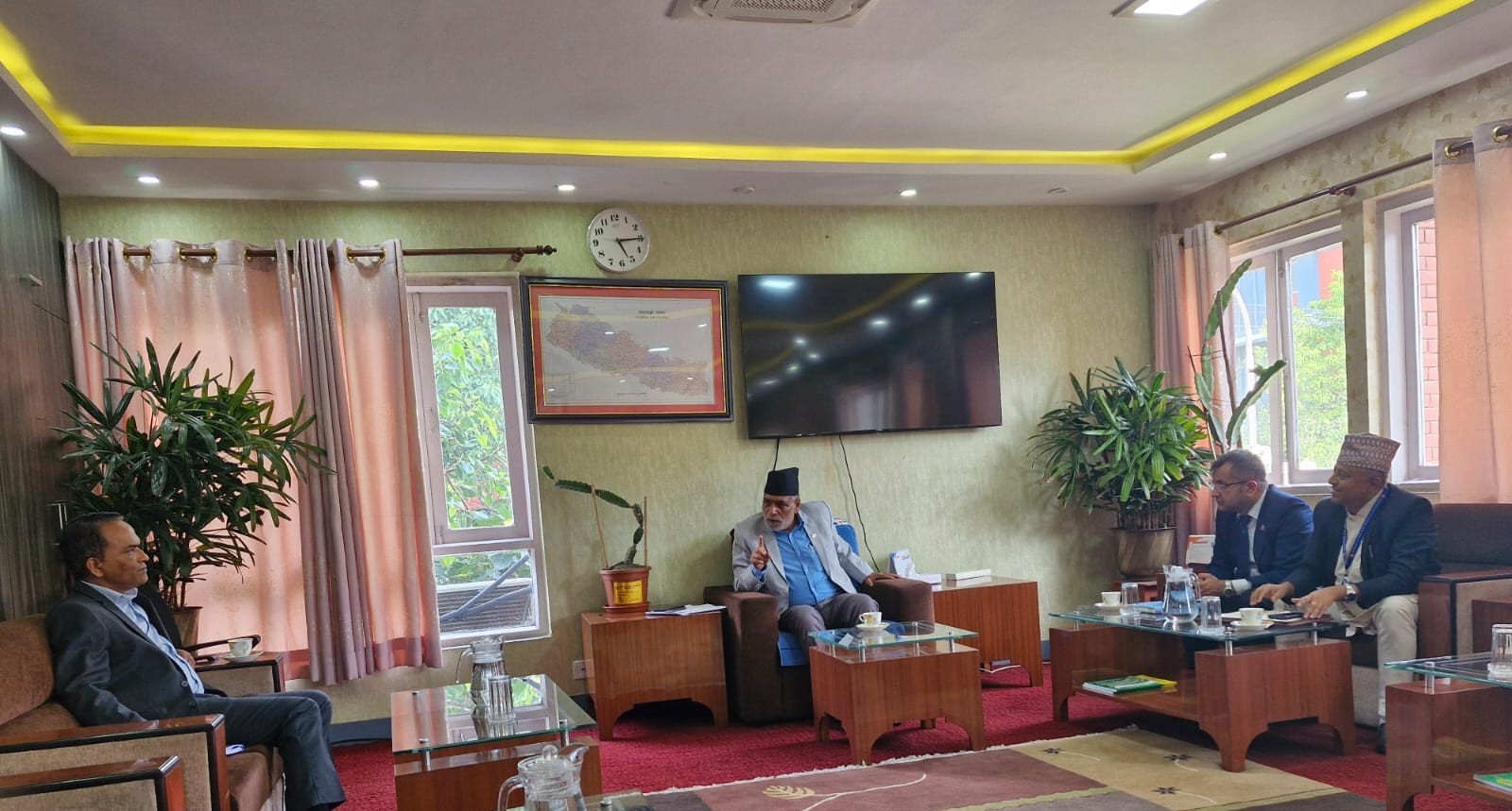 मन्त्री अधिकारी र गभर्नर पौडेलबीच भेटवार्ता